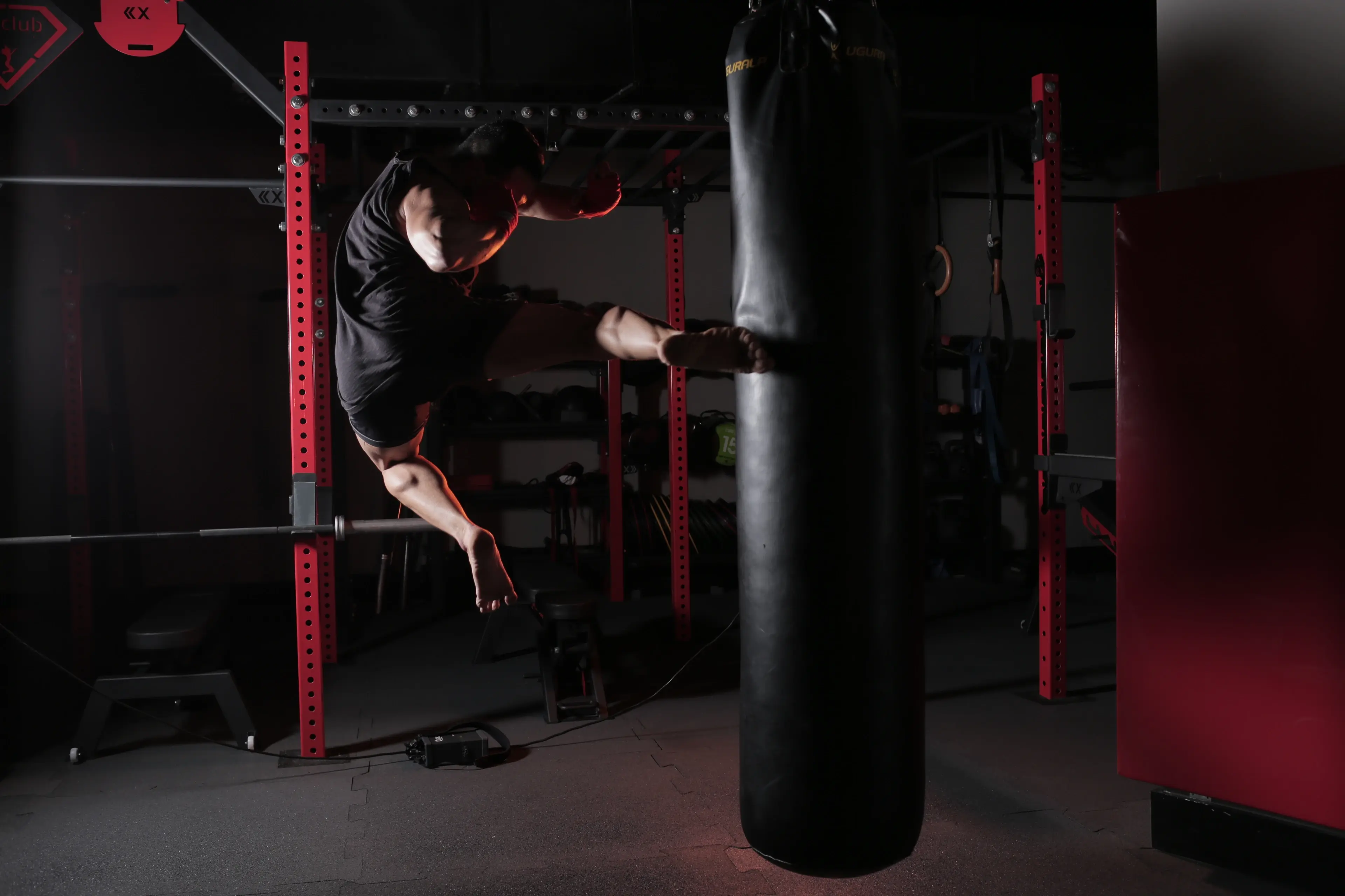 Halis Erdoğan, MACFit Maltepe Ritim spor salonunda kick box antrenmanı yapıyor.