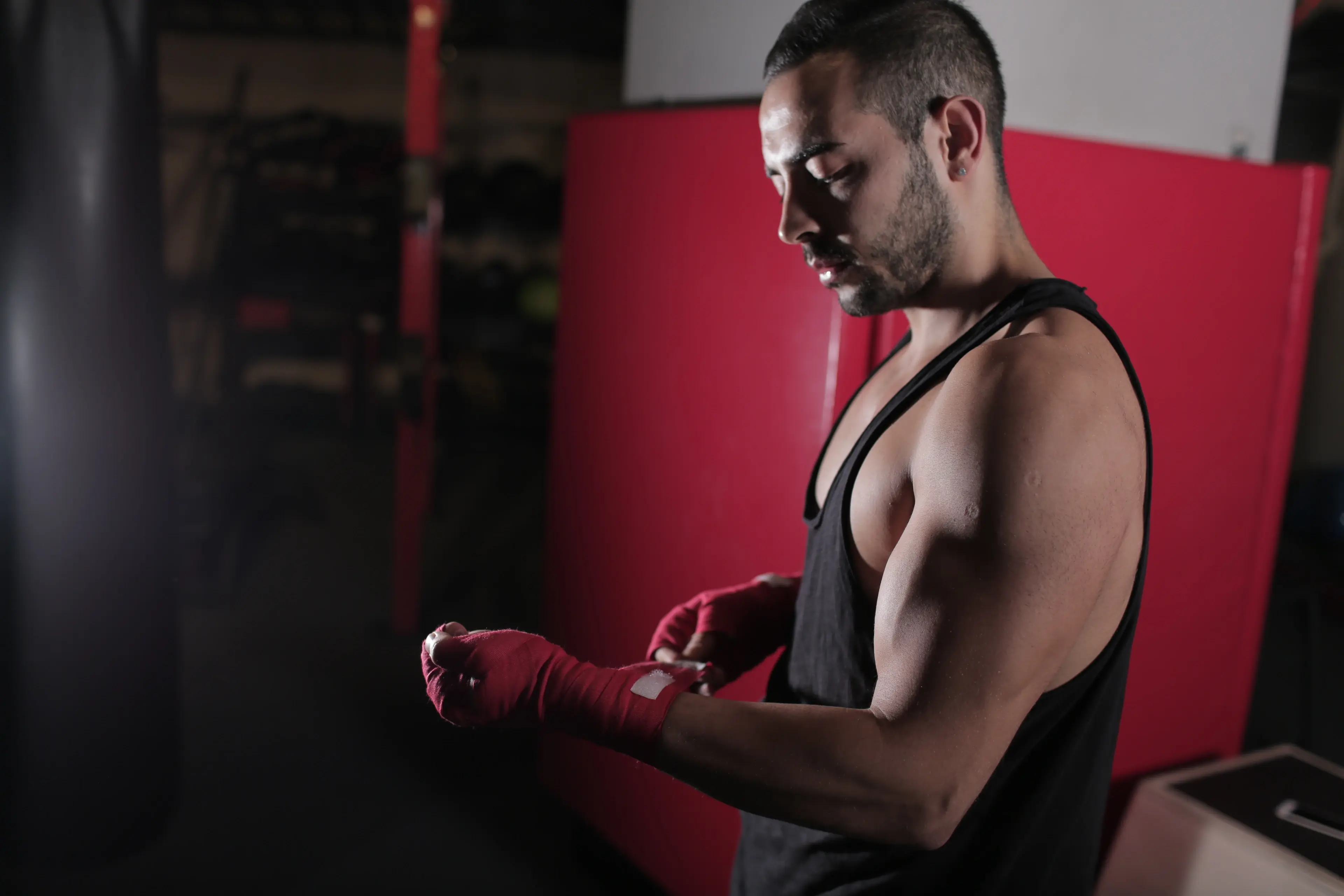 Halis Erdoğan, MACFit Maltepe Ritim spor salonunda kick box antrenmanı için hazırlık yaparken.