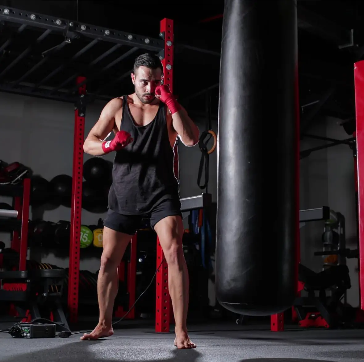 Halis Erdoğan, MACFit Maltepe Ritim spor salonunda kick box antrenmanı için ısınırken.