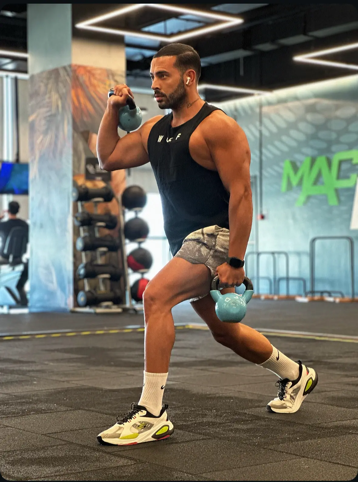 Halis Erdoğan, MACFit Maltepe Ritim spor salonunda lunge hareketi yaparken.