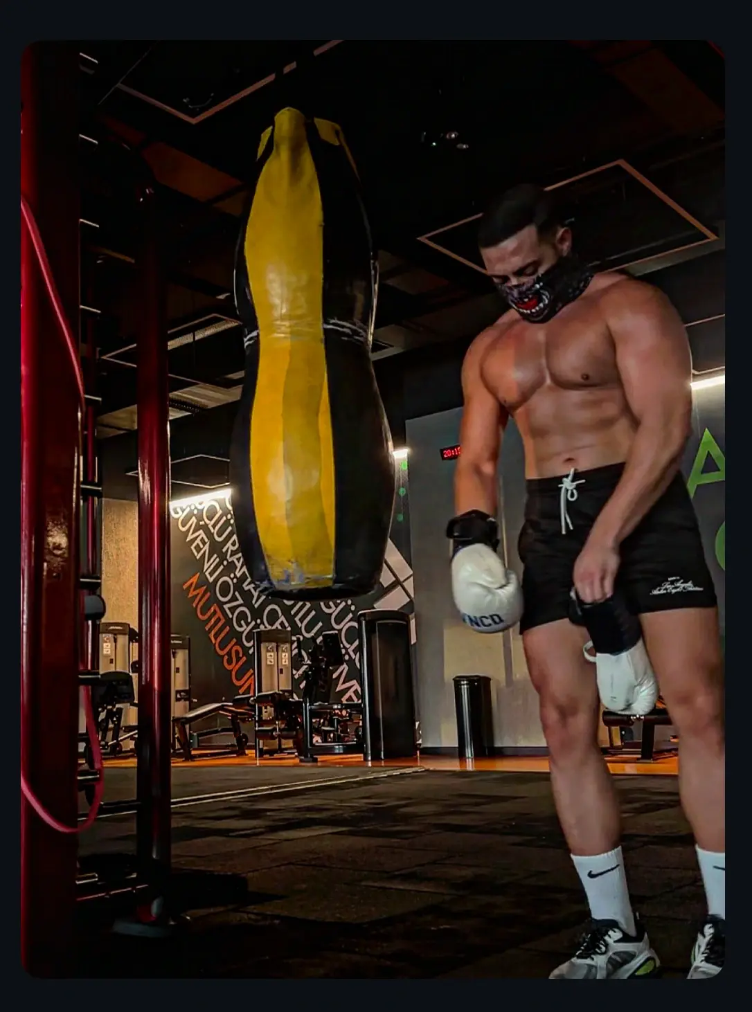 Halis Erdoğan, MACFit Maltepe Ritim spor salonunda kick box antrenmanı sırasında.