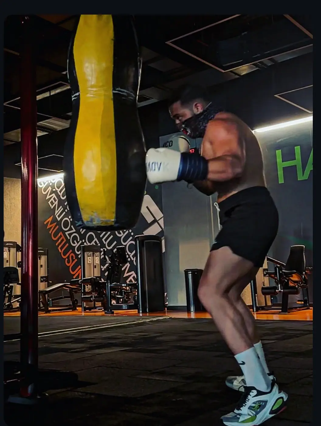 Halis Erdoğan, MACFit Maltepe Ritim spor salonunda kick box antrenmanı yapıyor.