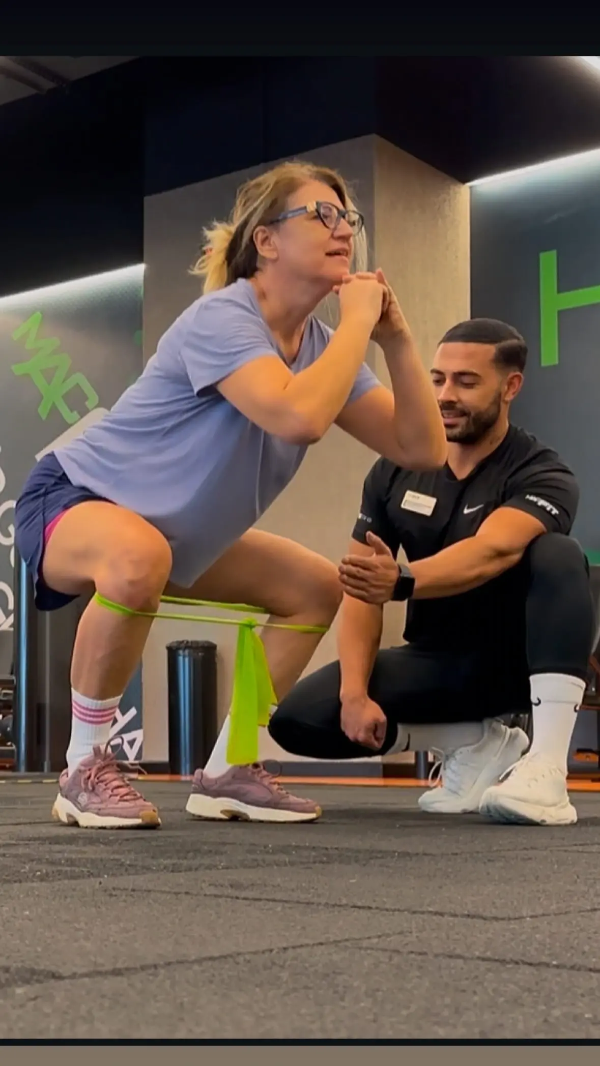 Halis Erdoğan, MACFit Maltepe Ritim spor salonunda fonksiyonel antrenman sırasında koçluk yapıyor.